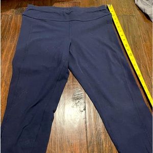 Woman’s navy capris leggings